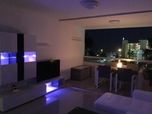 sala de estar con vistas a la ciudad por la noche en Appartaments Deluxe, en Playa del Inglés