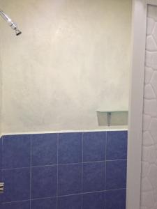een badkamer met een douche met blauwe tegels bij Hotelito Ejido in Sanctórum