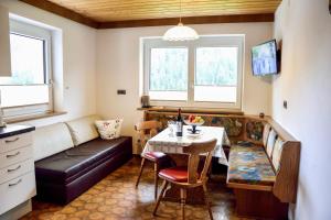 ein Wohnzimmer mit einem Sofa und einem Tisch in der Unterkunft Apart Belvita in Sankt Leonhard im Pitztal