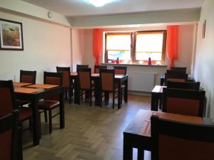 Um restaurante ou outro lugar para comer em Willa Nova