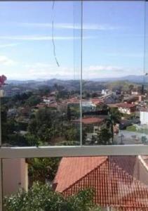 ein Blick auf eine Stadt aus einem Fenster in der Unterkunft Meu Cantinho da Paz Em Águas de Lindóia in Águas de Lindóia