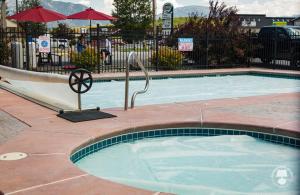 uma grande piscina num resort com em Cabin Creek Inn em Thayne