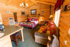 Postel nebo postele na pokoji v ubytování Cabin Creek Inn + 37 fotografií