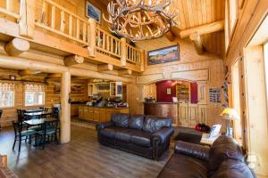 a living room and kitchen in a log cabin at Cabin Creek Inn in Thayne