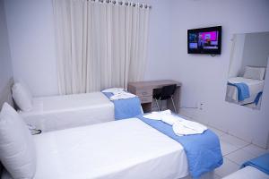 Un pat sau paturi într-o cameră la Bellonorte Hotel