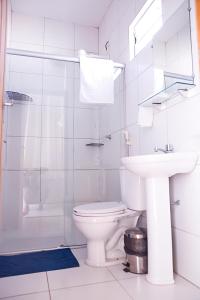 biała łazienka z toaletą i umywalką w obiekcie Bellonorte Hotel w Altamirze