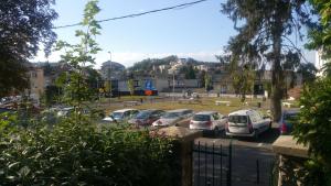 un montón de autos estacionados en un estacionamiento en M&F Apartment, en Brasov
