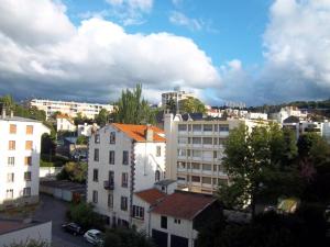 uitzicht op een stad met gebouwen en bomen bij Résidence les Peupliers in Chamalières