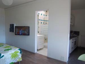 een slaapkamer met een badkamer met een bed en een spiegel bij Résidence les Peupliers in Chamalières