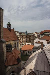 uitzicht op een stad met gebouwen en daken bij Hotel Continental in Pilsen
