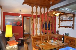 une salle à manger avec une table et des ustensiles sur le mur dans l'établissement Ferieneinrichtungen Haus am Stein, à Königstein