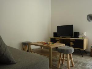 TV a/nebo společenská místnost v ubytování Les cimes - Le gîte