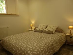 Un pat sau paturi într-o cameră la Les cimes - Le gîte
