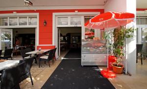 Reštaurácia alebo iné gastronomické zariadenie v ubytovaní Lux Hotel Pansion