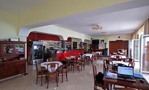 Reštaurácia alebo iné gastronomické zariadenie v ubytovaní Lux Hotel Pansion