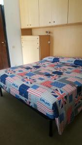 スコペッロにあるAppartamento Antaresの毛布が付いた部屋のベッド1台