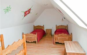 a room with two beds in a attic at Gościniec Horb in Wetlina