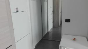 baño con armarios blancos y lavabo blanco en A casa mia, en Turín
