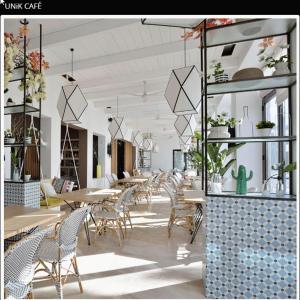 Un restaurante con mesas y sillas en una sala. en Limonero 17, golf club in Las Colinas, en Orihuela Costa