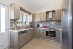Η κουζίνα ή μικρή κουζίνα στο Villa Neaira +75 φωτογραφίες