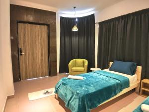 Postel nebo postele na pokoji v ubytování iBook Gurney Suites