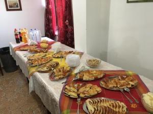 stół z wieloma talerzami jedzenia w obiekcie La Valle dei Fiori di Bellucci Rosanna w mieście Torre deʼ Calzolari