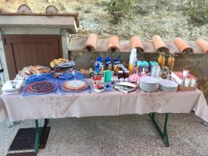 una tavola con cibo e piatti di cibo sopra di La Valle dei Fiori di Bellucci Rosanna a Torre deʼ Calzolari