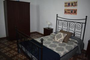 A bed or beds in a room at Holiday Home El Brezal