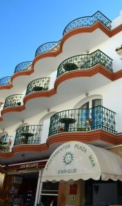 un edificio con balconi in cima di Plazamar a Torremolinos
