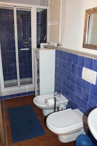 ヴェルバーニアにあるCasa Bureglioの- 青いタイル張りのバスルームのトイレ2つ