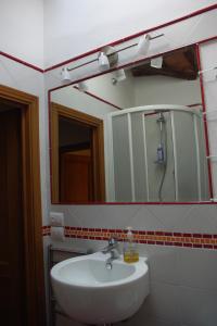 uma casa de banho com um lavatório e um espelho em Charming apartment em Siena