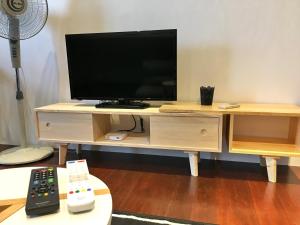 TV a/nebo společenská místnost v ubytování iBook Gurney Suites