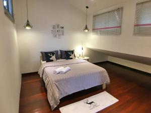 Postel nebo postele na pokoji v ubytování iBook Gurney Suites