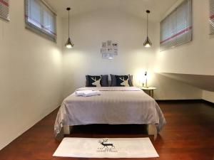 Postel nebo postele na pokoji v ubytování iBook Gurney Suites