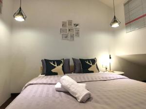 Postel nebo postele na pokoji v ubytování iBook Gurney Suites