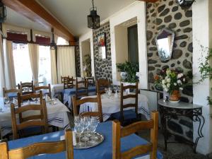 מסעדה או מקום אחר לאכול בו ב-Hôtel L'Amoulat