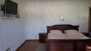 ツィノヴィッツにあるPension Weißのベッドルーム(ベッド1台、薄型テレビ付)