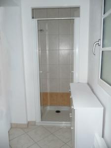 baño con ducha y puerta de cristal en Escale Baie de Somme, en Saint-Valery-sur-Somme