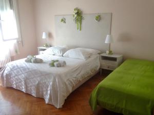 un dormitorio con una cama con animales de peluche en B&B Abano Garden, en Abano Terme