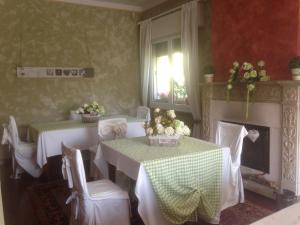 una sala da pranzo con 2 tavoli e un camino di B&B Abano Garden ad Abano Terme