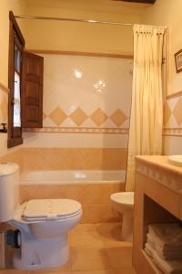 Koupelna v ubytování Casa Rural Rincón de la Fuente + 37 fotografií