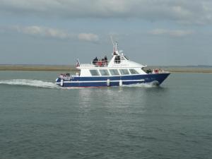 un bateau bleu et blanc sur l'eau dans l'établissement Escale Baie de Somme, à Saint-Valery-sur-Somme 2 autres photos