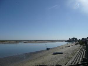 een strand met boten op het naast een lichaam van water bij Escale Baie de Somme in Saint-Valery-sur-Somme