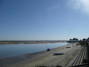 - une plage avec des bateaux à bord d'une étendue d'eau dans l'établissement Escale Baie de Somme, à Saint-Valery-sur-Somme