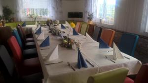 TV a/nebo společenská místnost v ubytování Landhotel SONNENHOF MotorradKrauk