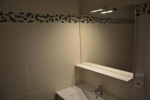un baño con espejo y lavabo en A vous les Trois Vallées, en Brides-les-Bains