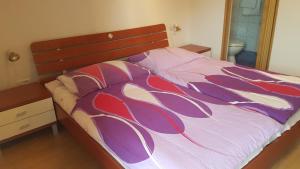波斯托伊納的住宿－Rooms Zagon，一间卧室配有一张带木制床头板的床