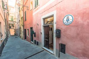 an alley with a sign on the side of a building at B&B Finalex in Finale Ligure
