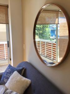 espejo en la sala de estar con sofá y ventana en Apartamento Smart en Buenos Aires