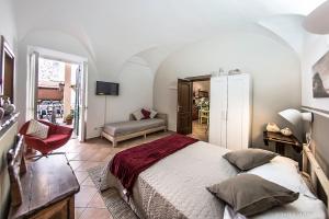 1 dormitorio con 1 cama grande en una habitación en B&B Finalex, en Finale Ligure